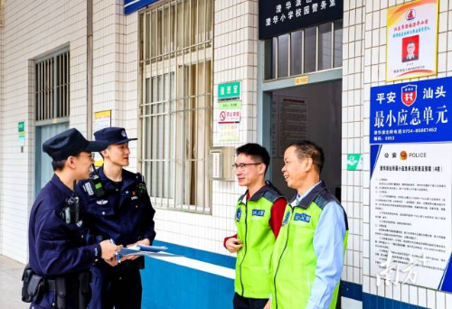 民警与义警队员深入校园进行日常安全检查。受访者供图