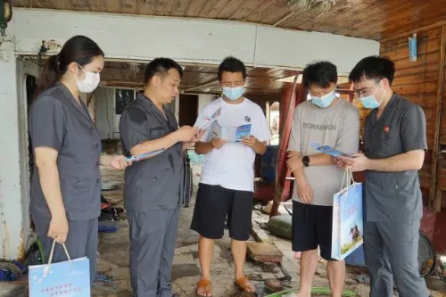 电白区人民法院登上渔船开展普法宣传活动 图片