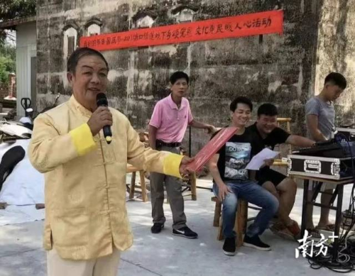 开平民歌传承人张巨山演唱法治民歌“卖鸡调”。