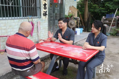五华法院法官到村开展“挂镇联村到户”司法服务。五华法院供图