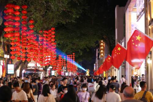 9月29日晚上六点半，广州越秀区北京路的红灯笼统一亮起，中秋国庆节日气氛浓厚。