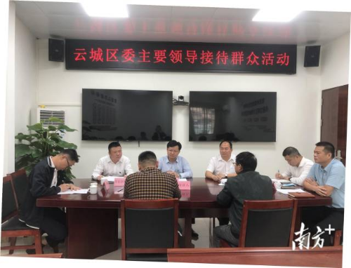 “好人队伍”与区领导一起接访群众。