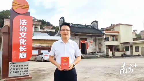 沙陂村“法律明白人”袁学友拍摄“民法典相伴”系列主题短视频。