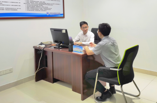中立法律服务社正在开展法律咨询服务。