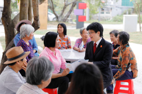 江门开平赤坎法庭定期举办“碉楼下的法治讲堂”，为村民送上反电信诈骗、宪法等普法讲座。