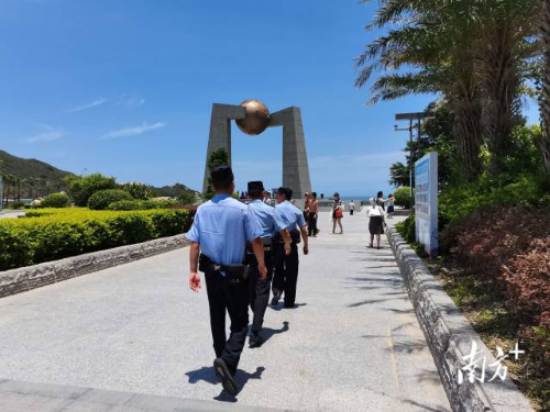 南澳公安认真落实“潮汐勤务”机制，加强社会面巡逻防控，为旅游岛创造平安稳定的社会环境。  受访者供图
