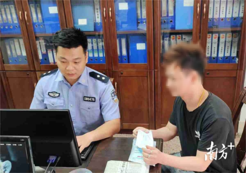 驻村民警帮扶重点对象。受访者供图