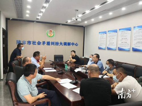 社会矛盾纠纷调解超市为群众调解矛盾。受访者供图
