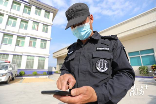 网格员利用“民情地图”上传信息。受访者供图