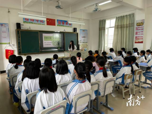 北汀小学开设法治课堂。
