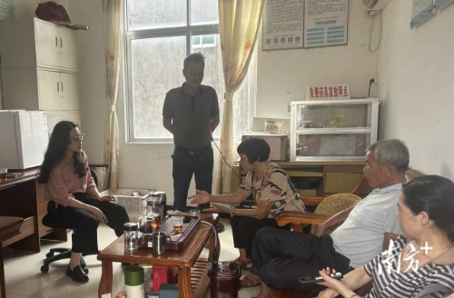 村居法律顾问现场调解矛盾纠纷。