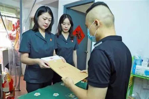 2021年7月19日，工作人员将破产裁定送达申请人家中。图源：深圳市中级人民法院微信公众号