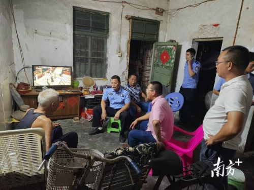 遂溪县草潭镇民警走村入户了解民情，排查矛盾纠纷。图片由受访者提供